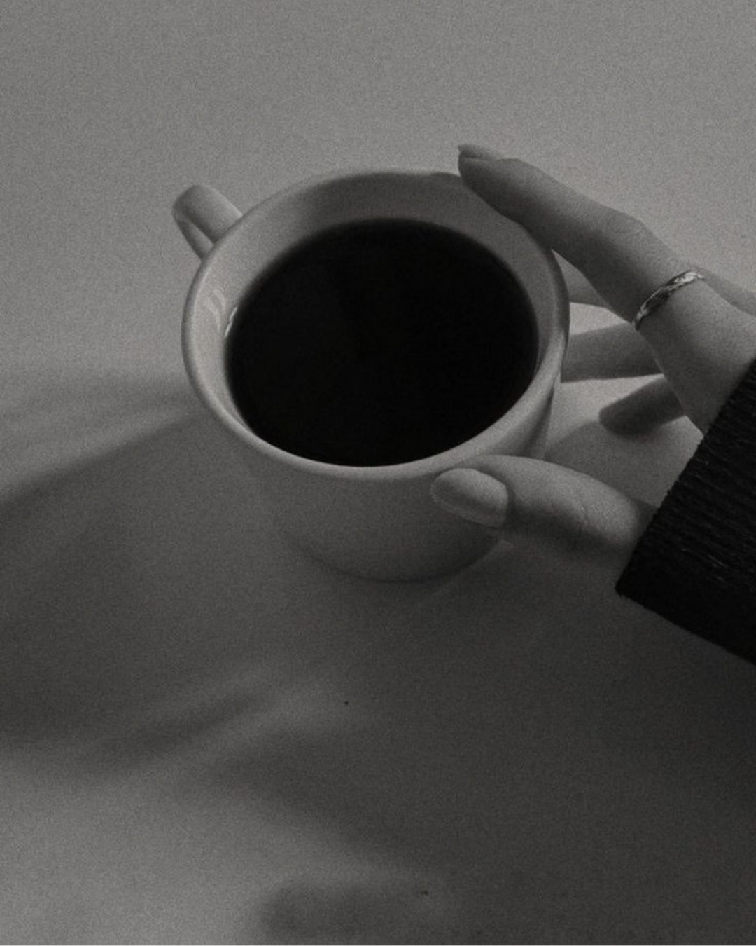 Mão segurando uma xícara de café