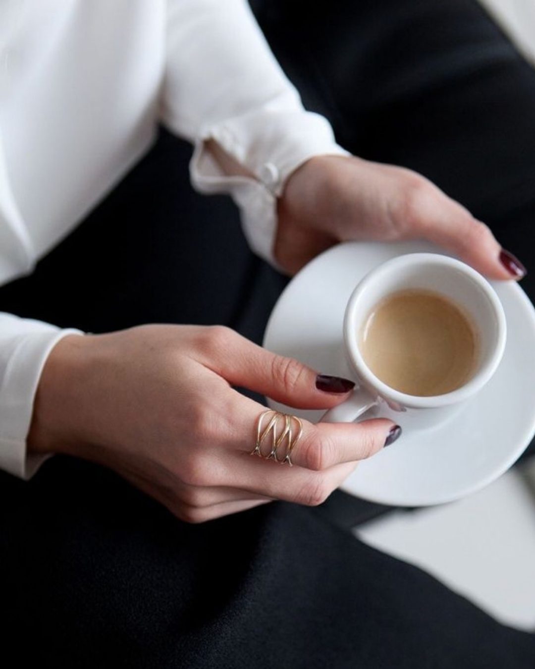 Mãos segurando uma xícara de café