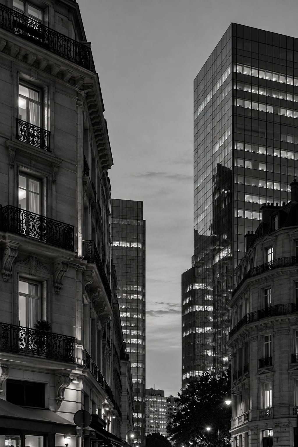 Prédios clássicos e torres modernas lado a lado